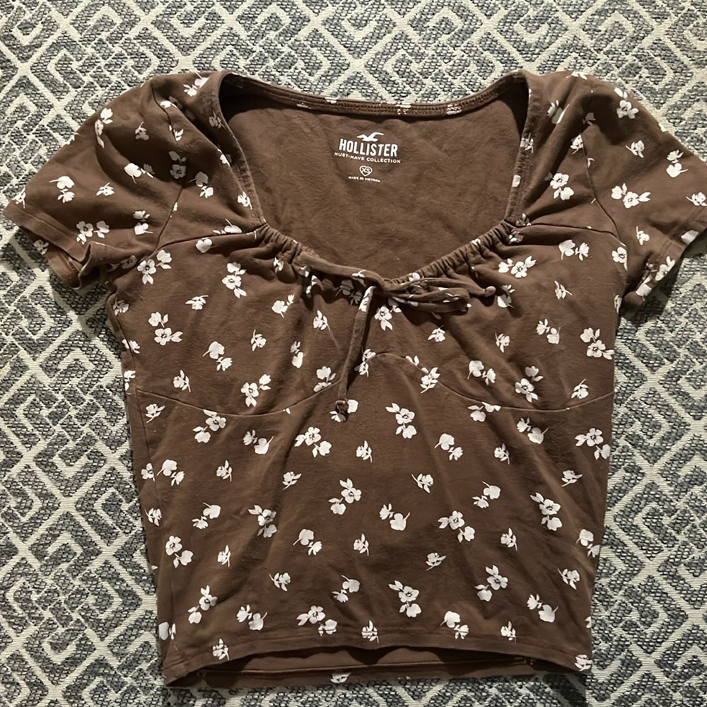 HOLLISTER: brown and white floral top with bow